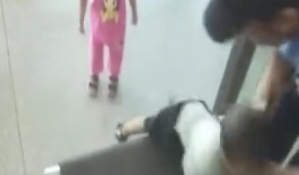 小孩爬進安檢機